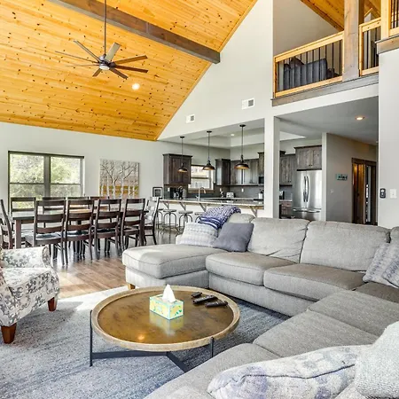 Lavish Retreat With Decks, Steps To Table Rock Lake!